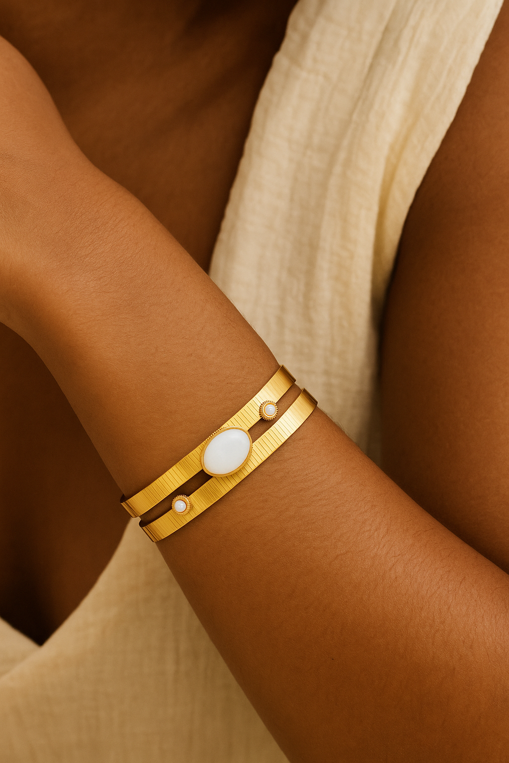 Bracelet Jonc Doré – Pierre Blanche Éthérée