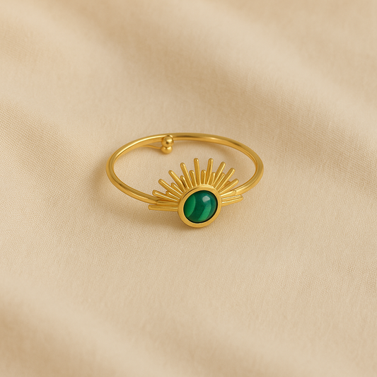Bague "Rayonnement" – Demi-soleil doré & pierre verte
